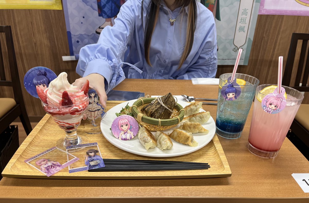Hoshiki_seena's tweet photo. 【🥟🕛】

『アイドルマスター シンデレラガールズ×RAKUCAFE池袋 コラボ』に行ってきました！

お互い自引きしました！
さすがに日頃の行いが良すぎたか🫶🥳
だけどツーショット撮るの忘れてました（笑）

動画も撮ってみたのでYouTubeでまったり投稿します！

2/5までだよ❗️
https://t.co/ITweyJHz87 https://t.co/WQP7oYdXbd