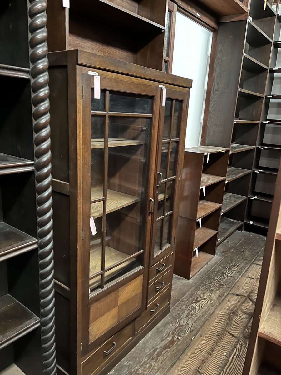 休館期間を用いて、当センター収蔵の江戸川乱歩乱歩旧蔵書および土蔵のクリーニング作業を行っています❗️
先日、土蔵に収蔵している図書資料が搬出されました。乱歩が蒐集した書籍がびっしり詰まっていた書架が、今はがらんどう。本が入っていないと、積年の汚れが目立ちますね…😢