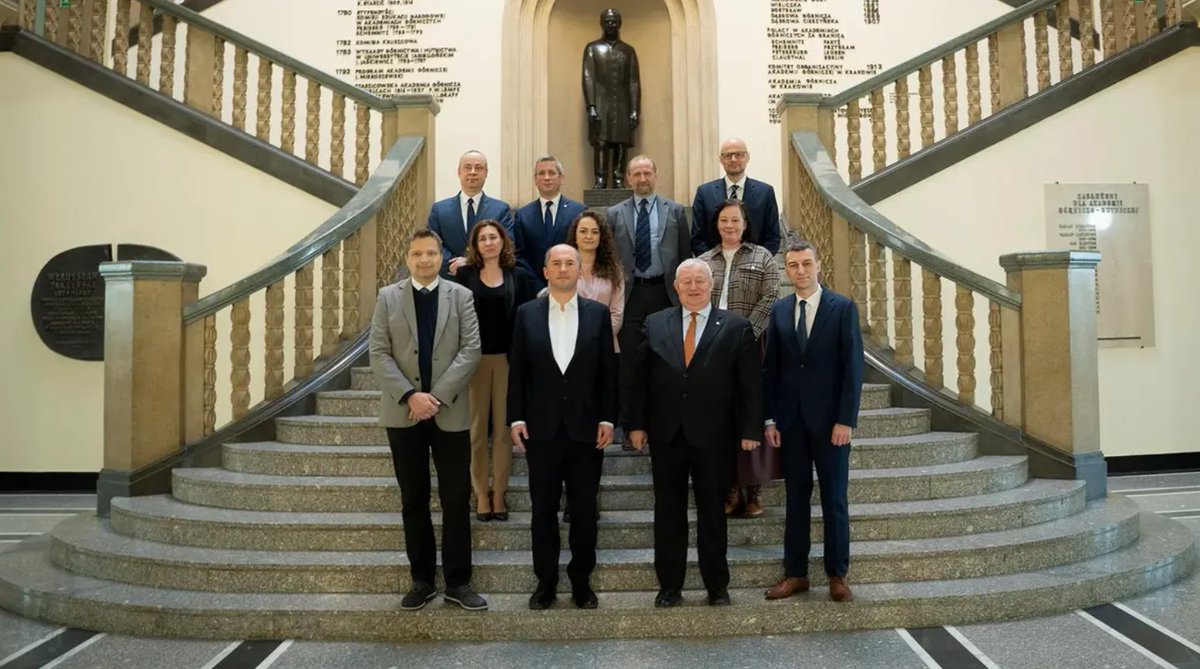 AGH oraz <a href="/Comarch/">Comarch</a> zawarły porozumienie o współpracy. Ma ono wpływać na obszar edukacji i nauki oraz podnosić jakość usług świadczonych przez firmę 💚🖤❤️
Porozumienie jest przedłużeniem wymiany doświadczeń między AGH a firmą trwającą od lat.
🔗agh.edu.pl/aktualnosci/de…