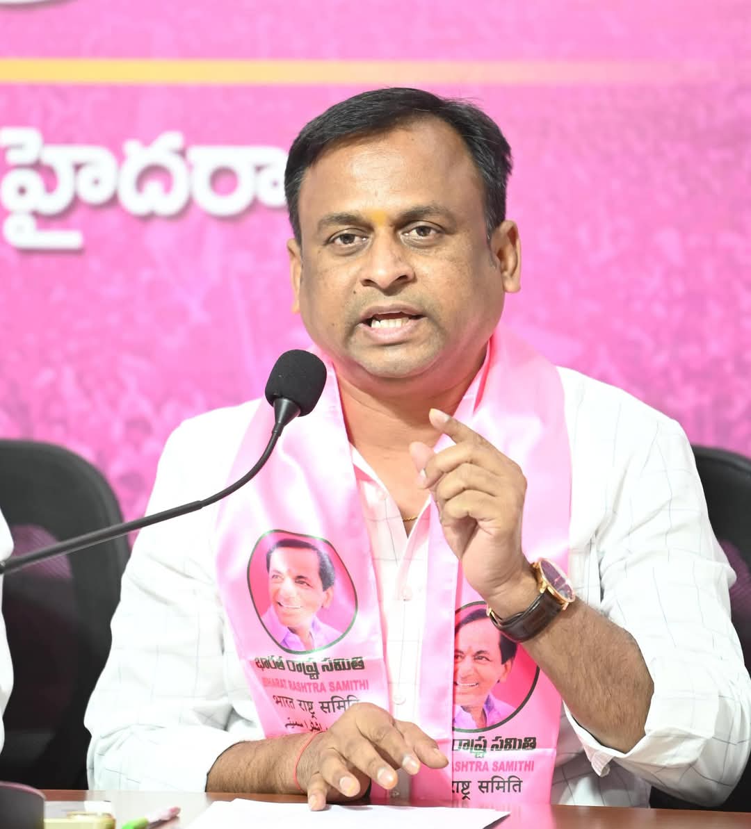 GelluSrinuBRS's tweet photo. రేవంత్ రెడ్డి విద్యా శాఖను తన వద్దనే ఉంచుకున్నారు

వీసీల నియామకాలపై 
కేంద్రం పెత్తనాన్ని రేవంత్ రెడ్డి
ప్రశ్నించలేదు

కేంద్రం ఏ నిర్ణయం తీసుకున్నా రేవంత్ రెడ్డి సమర్థిస్తున్నారు

యూనివర్సిటీలపై గవర్నర్,కేంద్రం పెత్తనం 
ఏంటి..?

తెలంగాణ భవన్లో మీడియా సమావేశం.. https://t.co/HlsZIQgi01