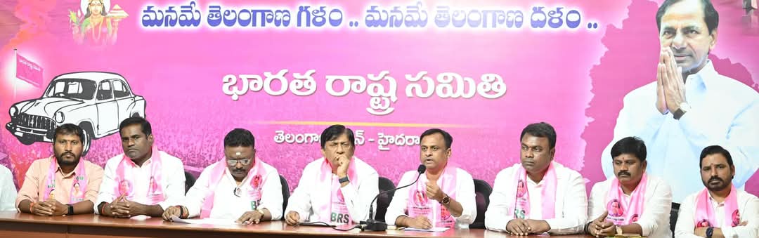 GelluSrinuBRS's tweet photo. రేవంత్ రెడ్డి విద్యా శాఖను తన వద్దనే ఉంచుకున్నారు

వీసీల నియామకాలపై 
కేంద్రం పెత్తనాన్ని రేవంత్ రెడ్డి
ప్రశ్నించలేదు

కేంద్రం ఏ నిర్ణయం తీసుకున్నా రేవంత్ రెడ్డి సమర్థిస్తున్నారు

యూనివర్సిటీలపై గవర్నర్,కేంద్రం పెత్తనం 
ఏంటి..?

తెలంగాణ భవన్లో మీడియా సమావేశం.. https://t.co/HlsZIQgi01