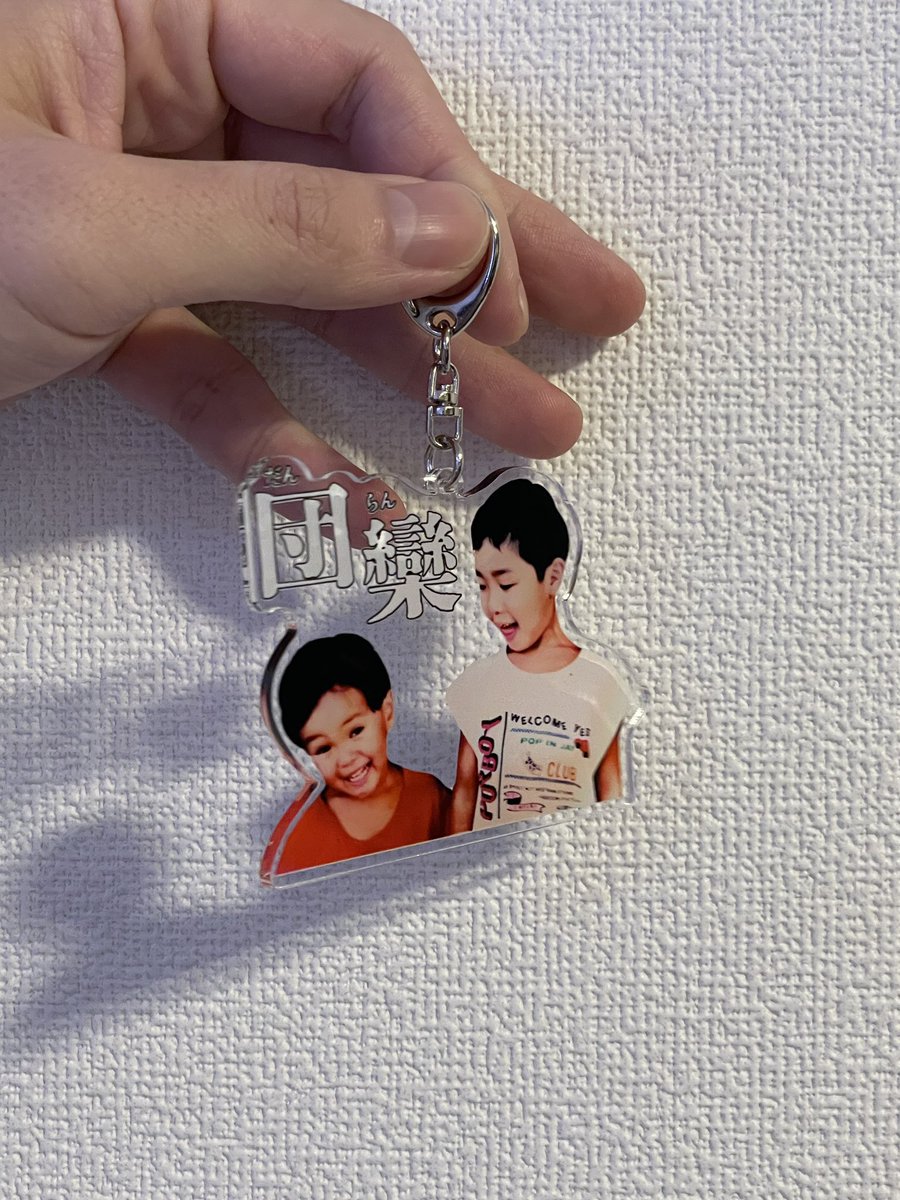 kotetu_3's tweet photo. 2/2のこてつ×東ブクロトークライブ
〜団欒2025〜
の会場限定でグッズ販売やります！
Tシャツとアクキーです！
開場前と終演後にも販売するつもりですが数に限りがありますので開演前は1人各1点まで、終演後は無制限とさせて頂きます！
バックプリントの英字は買ってからのお楽しみに〜
#団欒 https://t.co/GdLtKvQheC
