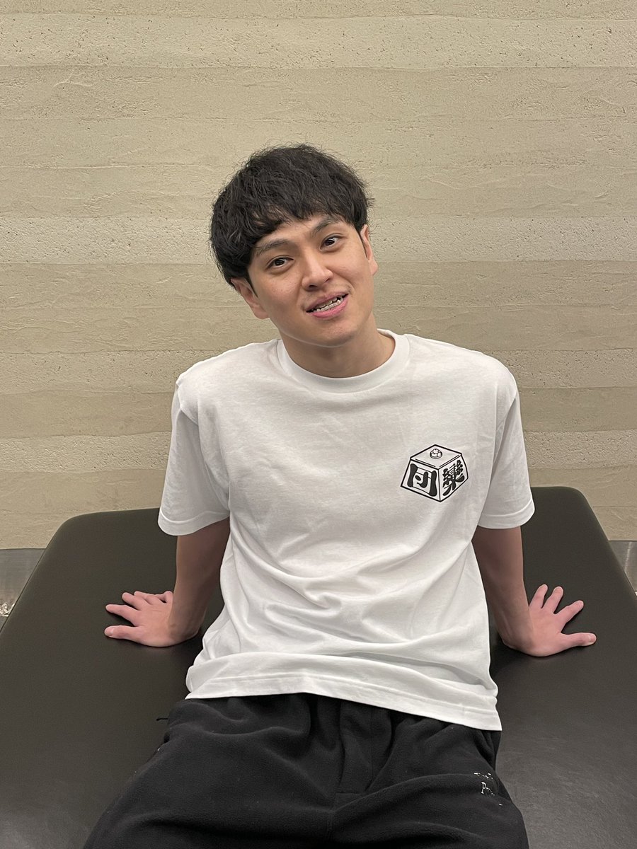 kotetu_3's tweet photo. 2/2のこてつ×東ブクロトークライブ
〜団欒2025〜
の会場限定でグッズ販売やります！
Tシャツとアクキーです！
開場前と終演後にも販売するつもりですが数に限りがありますので開演前は1人各1点まで、終演後は無制限とさせて頂きます！
バックプリントの英字は買ってからのお楽しみに〜
#団欒 https://t.co/GdLtKvQheC