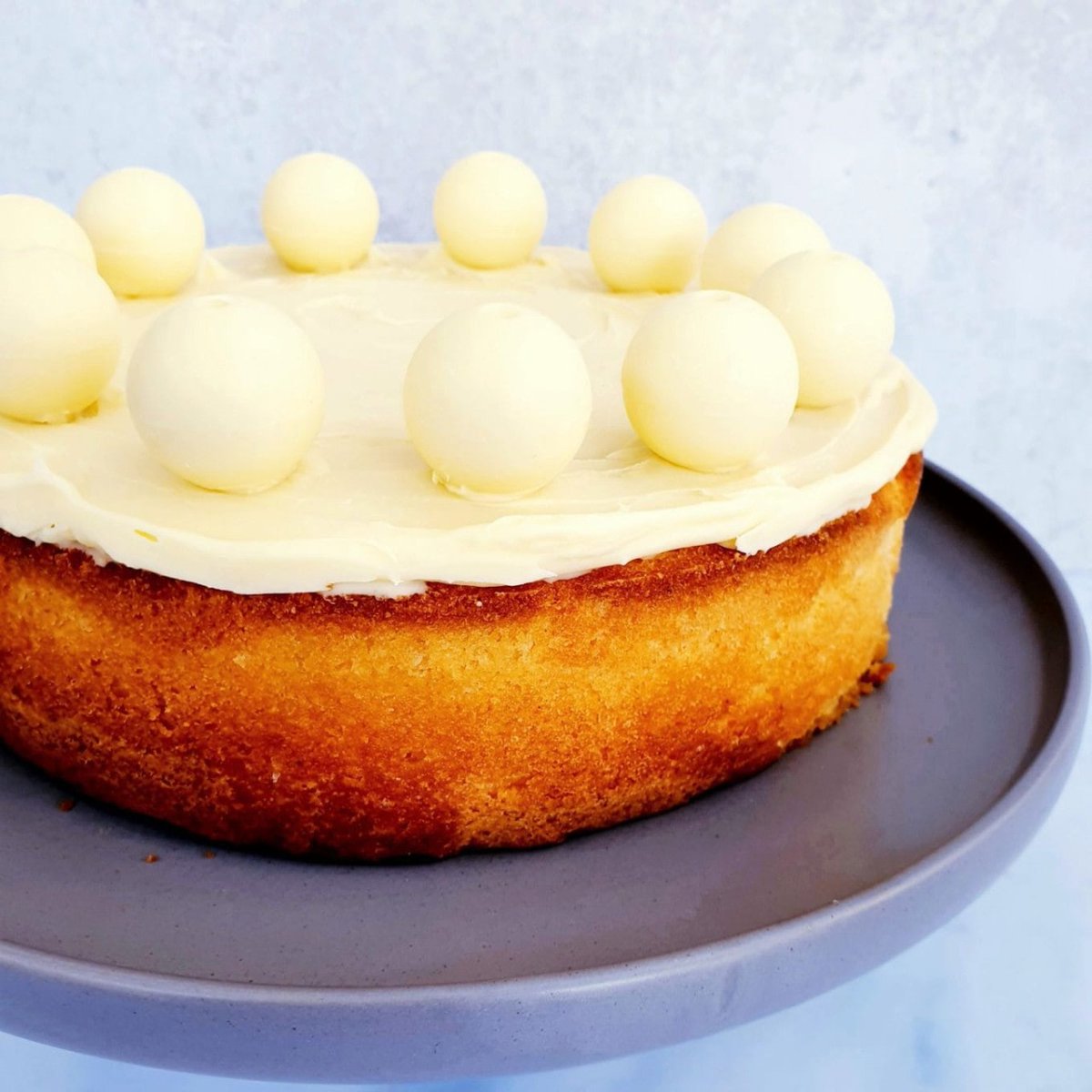 This Lemon &amp; White Chocolate Simnel Cake is for those of us who don't like fruit cakes/marzipan. Lemon drizzle cake is topped with white chocolate ganache and Lindt truffles for a tasty alternative!

Find the full recipe here >>> feastgloriousfeast.com/lemon-white-ch…