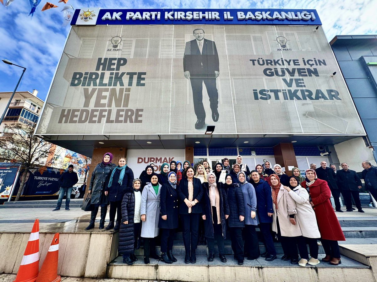 Bugün Kadın Kolları Başkanlığımızın ilk yönetim kurulu toplantısında AK Kadınlarımızla bir araya geldik. İlk günkü heyecanımız ve canla başla çalışma azmimizle daha güzel yarınlar için kolları sıvadık. 
Kadınlarımızın gücü ve azmiyle daha güzel bir geleceği birlikte inşa