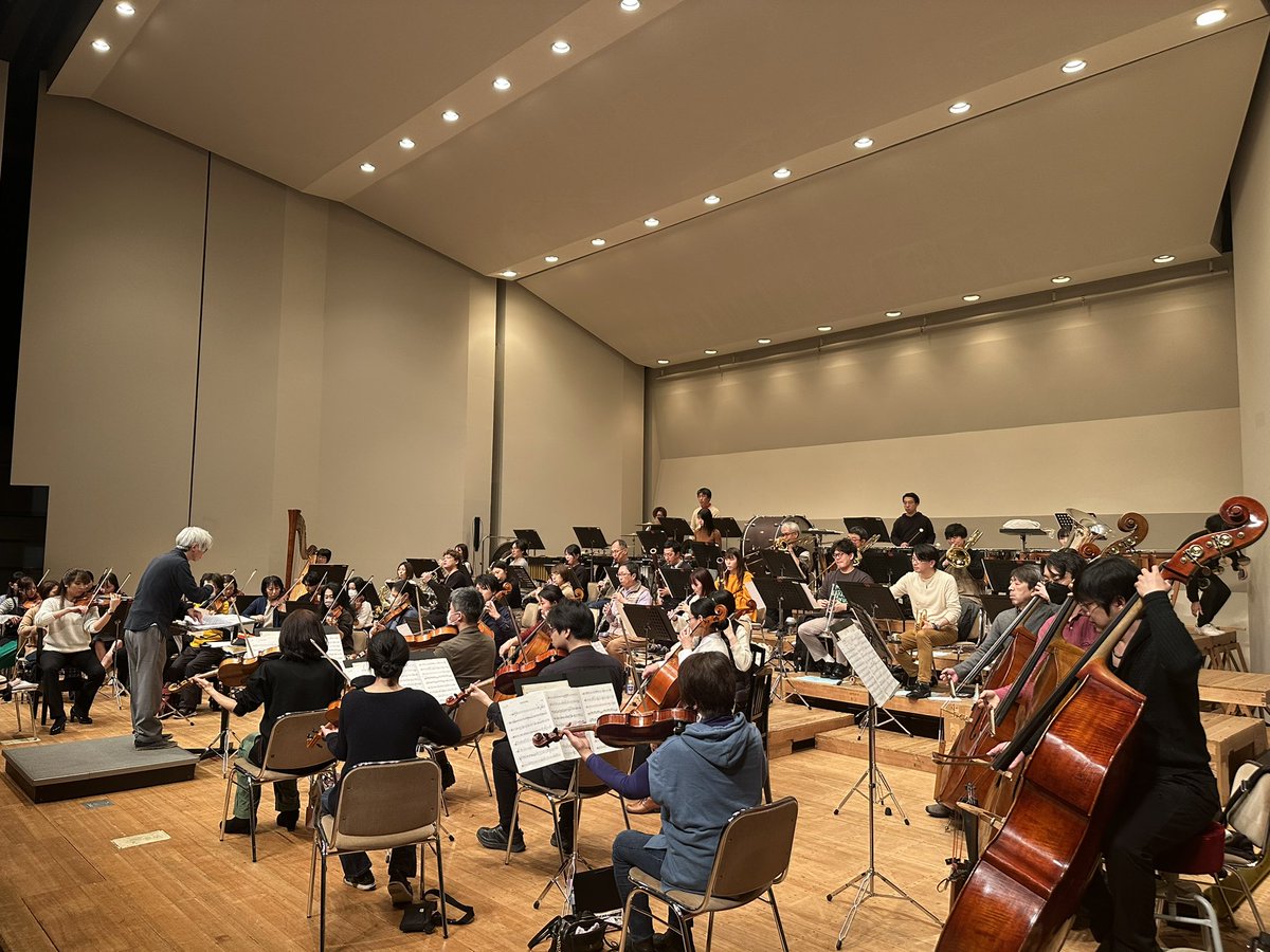 TokyoChambOrch's tweet photo. ホールでオーケストラ！
いよいよ明日本番となります🔥

本日は富山県出身、在住の演奏家の皆様と顔合わせをしてリハーサルを行いました♪

高岡公演は満席とのことで、演奏家も気合いが入っております💪
明日の公演どうぞお楽しみに✨
#東室

https://t.co/nY1IM6lZO4 https://t.co/hb2JUhoSaB