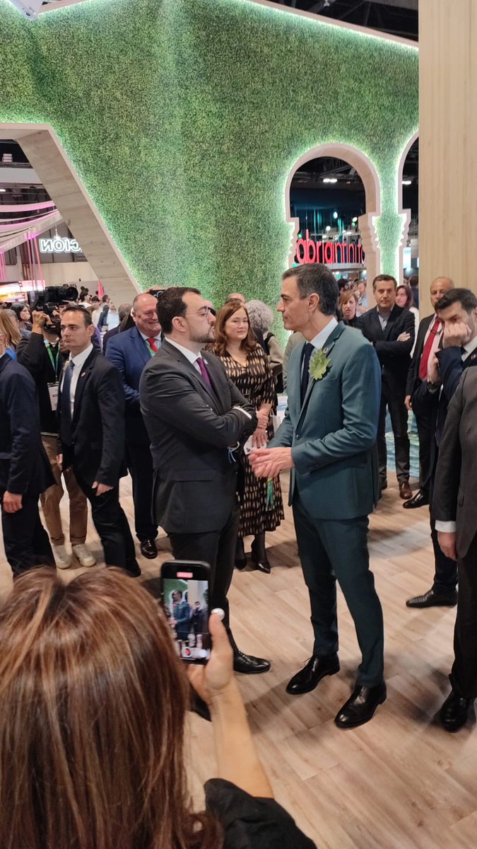 ondacerogijon's tweet photo. #Astu El presidente del Gobierno, @sanchezcastejon, visita el estand de Asturias en @fitur_madrid. Ha probado la realidad virtual para recorrer el Principado en bici https://t.co/bZTAyvQ9tJ