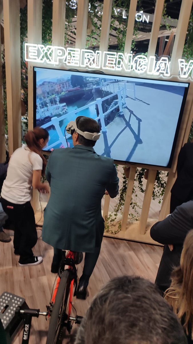 ondacerogijon's tweet photo. #Astu El presidente del Gobierno, @sanchezcastejon, visita el estand de Asturias en @fitur_madrid. Ha probado la realidad virtual para recorrer el Principado en bici https://t.co/bZTAyvQ9tJ