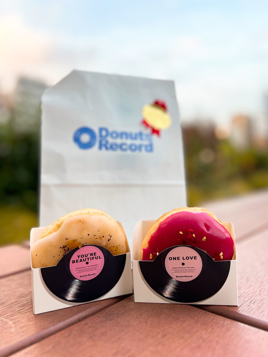 HSJ_ZiZi59's tweet photo. レコード屋さんみたいなディスプレイ🍩
「Donuts Record」

ひとつ１つのドーナツに曲名がついてるなんてオシャレ🫶ゆうてぃのメンカラとも映画とも相性良さげなSummer🩵ドーナツ狙って行ったら売切れだった🥹笑
やまちあ色の曲名がOneLoveなのエモ❤️
#DonutsRecord #366日 https://t.co/cWwz8oevRA