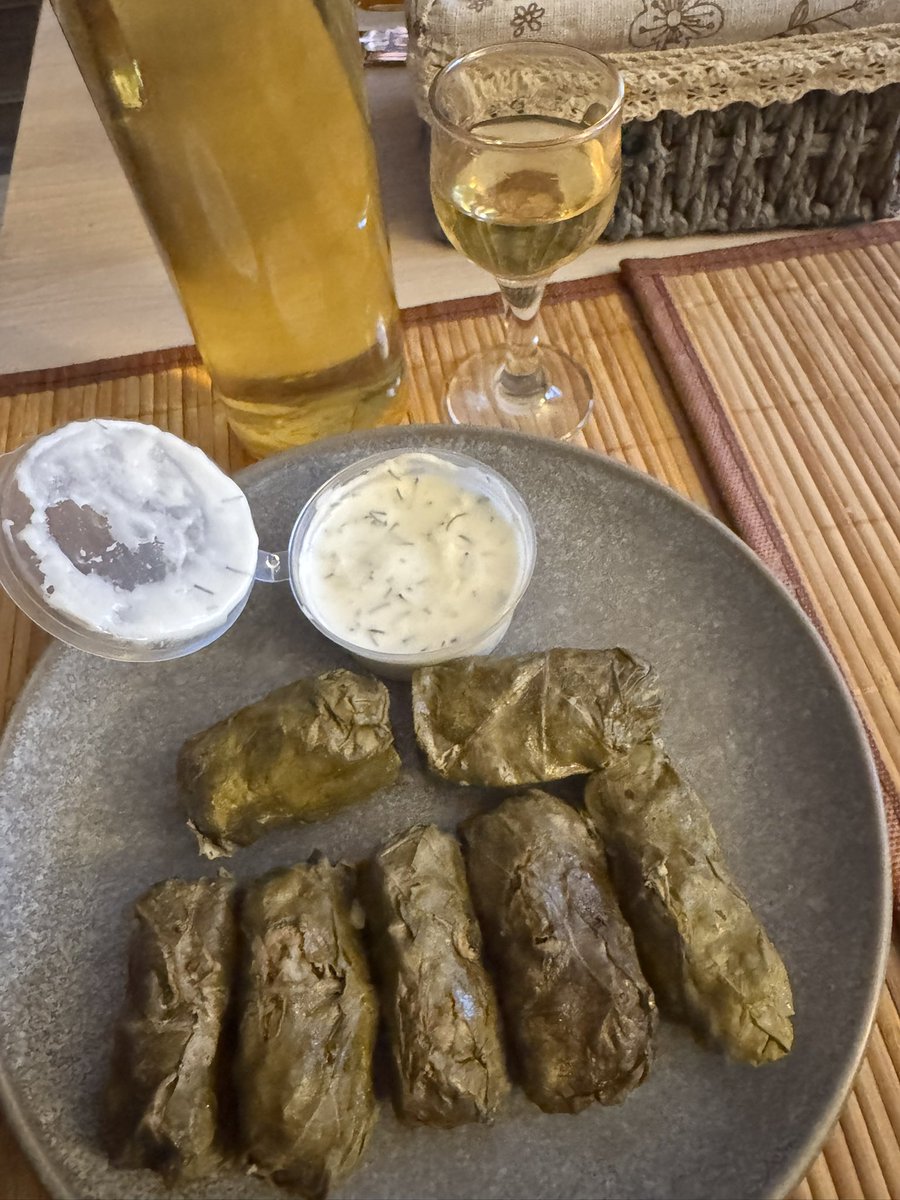 Пятничаю. 
Долма с мандариновой самогонкой вкусно 😋