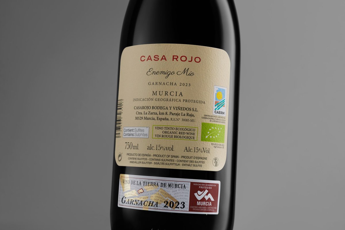 Enemigo Mío 2024, un vino elaborado con la garnacha de nuestra parcela Atalaya del Romeral, una colina ubicada en la ladera norte de la Sierra de La Pila. Especiado y balsámico, fresco y afrutado, un vino tinto que representa fielmente su terroir.