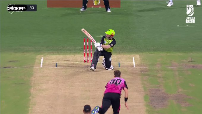 First Ball Six from Warner 🔥 📹 Credits: Twitter/BBL