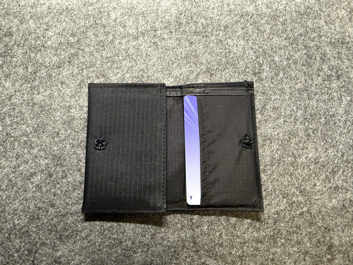 umeyalabo's tweet photo. モンベルのトレールワレットを使い始めて3年半くらい経過。

スナップ加工がちょっと手間だけど、薄くて軽いのにそれなりに小銭も入る最高の財布です☺️ https://t.co/Hm54ZxKinQ