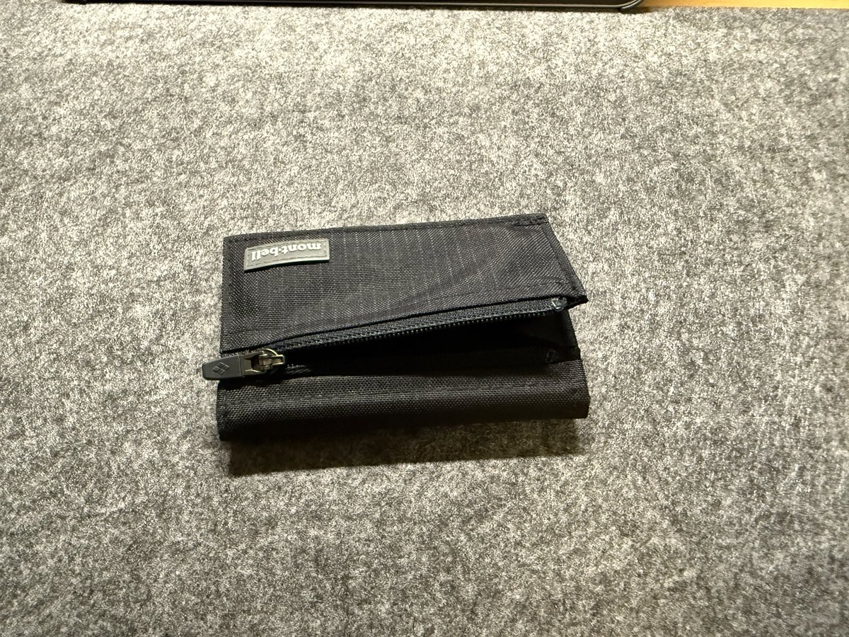 umeyalabo's tweet photo. モンベルのトレールワレットを使い始めて3年半くらい経過。

スナップ加工がちょっと手間だけど、薄くて軽いのにそれなりに小銭も入る最高の財布です☺️ https://t.co/Hm54ZxKinQ
