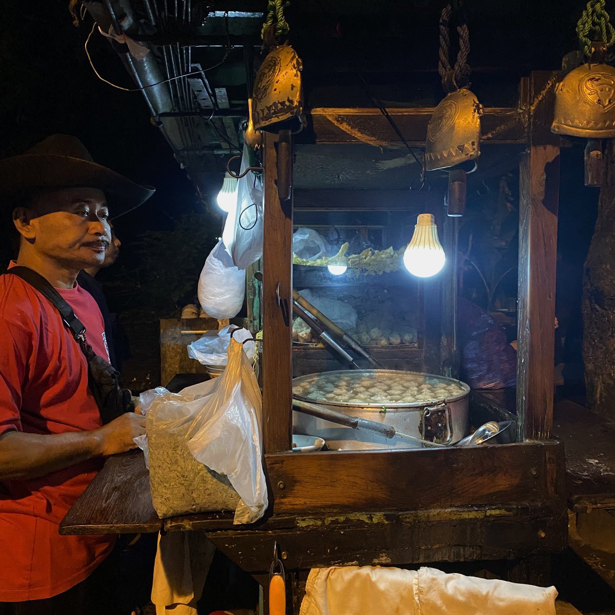 Intermoodd's tweet photo. Edisi malem-malem kelaperan pas nginep di Hotel YATS.Colony

📍Bakso Pak Koboi https://t.co/O8XCOHsjg4