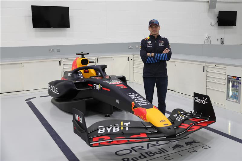 FormulaRapidaEN's tweet photo. Max Verstappen signed RB19 simulator raises over 100,000 pounds in auction held by #F1Authentics for Wings for Life.
The winner also gets a tour around Red Bull facility in Milton Keynes:
https://t.co/kcwggy12H6 #F1 | @MsportXtra https://t.co/nYWOnRaYUM