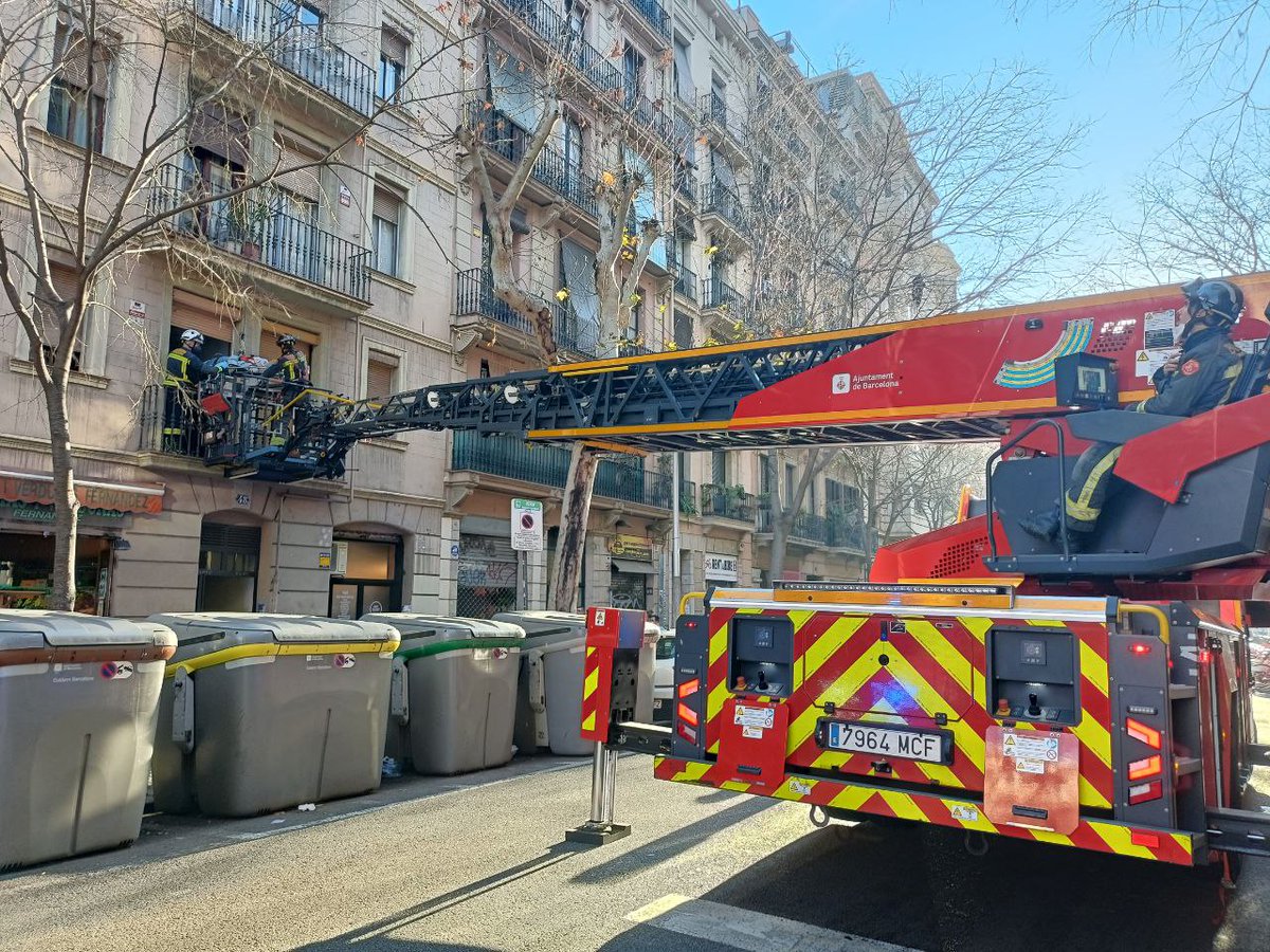 Bombers Barcelona (@bcn_bombers) on Twitter photo Avui hem acabat un servei d'evacuació per façana d'una persona a petició de <a href="/semgencat/">SEM. Generalitat</a>, que n'ha fet el trasllat posterior a un centre hospitalari.
Hi hem dedicat cinc dotacions de #BombersBCN i hem comptat amb la col·laboració de <a href="/GUBBarcelona/">Guàrdia Urbana Barcelona</a>. Avui hem acabat un servei d'evacuació per façana d'una persona a petició de <a href="/semgencat/">SEM. Generalitat</a>, que n'ha fet el trasllat posterior a un centre hospitalari.
Hi hem dedicat cinc dotacions de #BombersBCN i hem comptat amb la col·laboració de <a href="/GUBBarcelona/">Guàrdia Urbana Barcelona</a>.