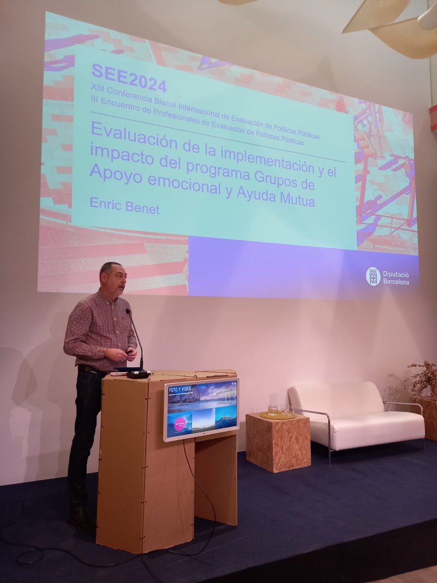 vlcinnovation's tweet photo. LAB | Continuamos en la #SEE2024 con Enric Benet de la @diba, que aborda el impacto de su programa sobre grupos de apoyo amocional. Mientras, en otra sala de #LasNaves, Jaume Portet de @ConBici explica las #MAIN ecosociales en el ámbito de la #movilidad en España.
#AvaluaLab. https://t.co/uSIZ1K9ELA