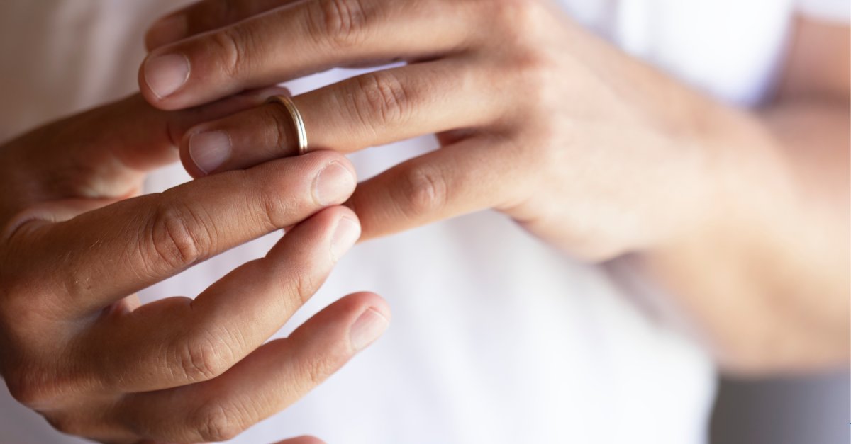 solmecke's tweet image. Der #EGMR hat entschieden: Fehlender Sex in der #Ehe ist kein Scheidungsgrund. Zuvor urteilten zwei französische Gerichte, dass eine Frau die Schuld an ihrer #Scheidung trug, weil sie den Sex mit ihrem Mann ablehnte. Ein starkes Signal gegen veraltete Rollenbilder!