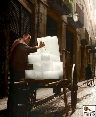 Un venedor de gel al carrer dels Metges, al barri de Sant Pere de Barcelona, el 1960.   

📸Eugeni Forcano