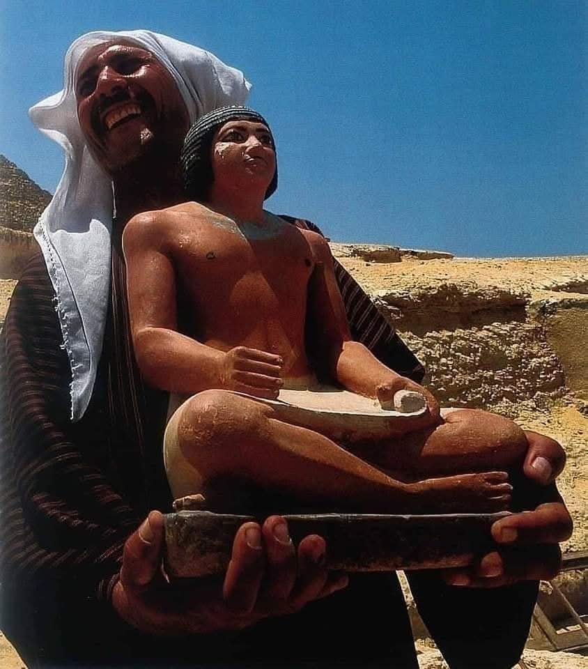 عامل حفائر مصري يحمل بسعادة تمثالًا عمره 4500 سنة لكاتب من عصر الدولة القديمة.

التمثال ده، اللي مش مكتشف حديثًا، لونه زي لون الشخص اللي بيحمله، وهو لون معظم المصريين. التمثال بيرجع لفترة الدولة القديمة، واحدة من أزهى وأثبت الفترات في تاريخ مصر القديمة ♥️🇪🇬