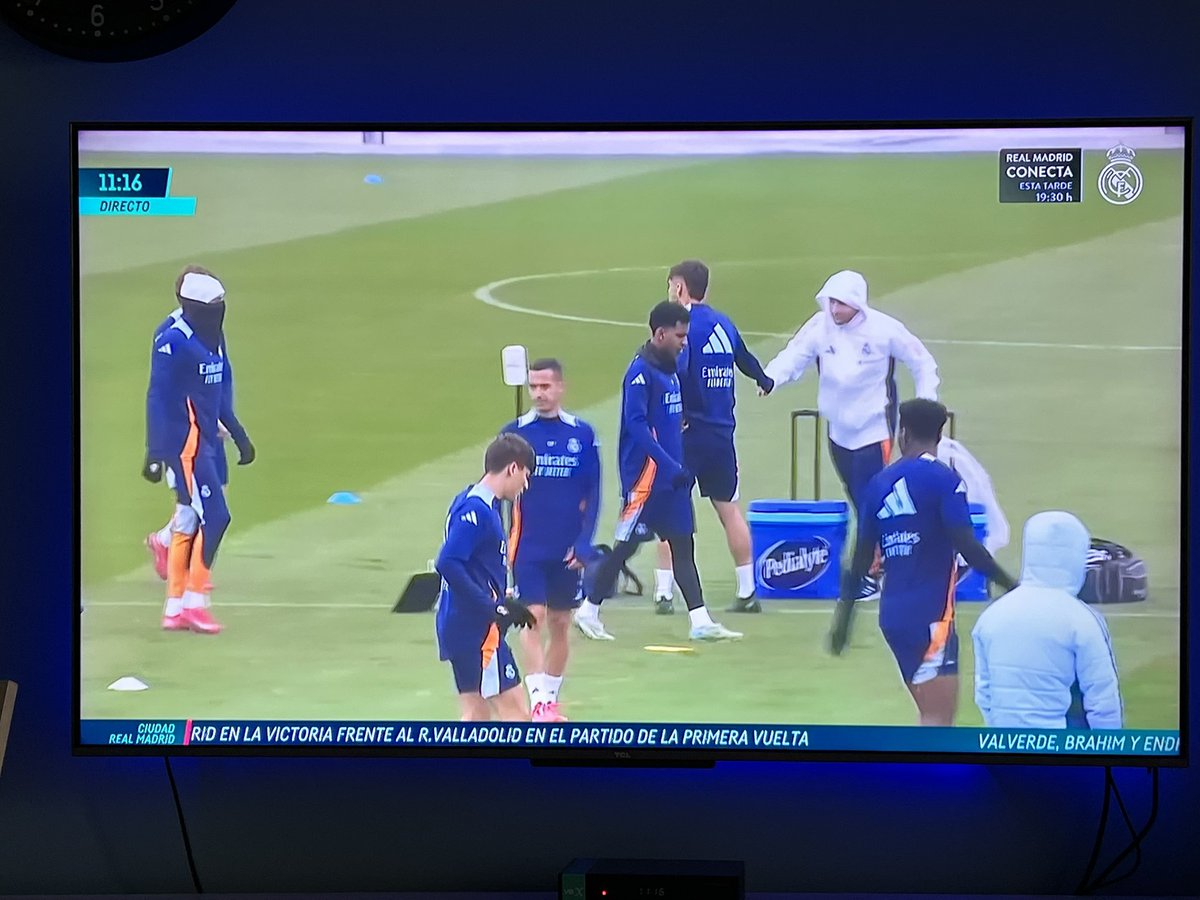 ersanxe9's tweet photo. @Alvaro_varito Está entrenando ahora mismo. Estos periodistas no aciertan ni de casualidad… https://t.co/DJEfIVypv7