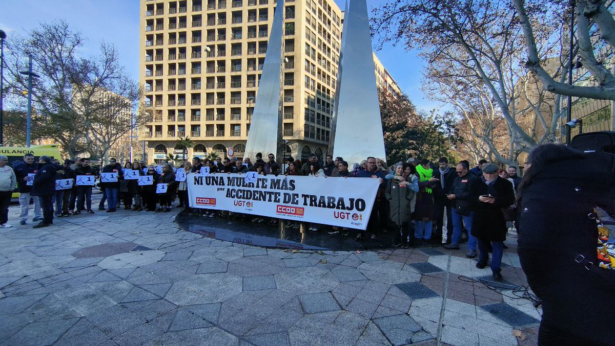 CCOOAragon's tweet photo. ⚫Llevamos tan solo 22 días desde el comienzo del año y ya son 2 los fallecidos en #Aragón por #accidente #laboral.

➡️El 9 de enero fallecía un conductor profesional en Fraga.
➡️El 22 de enero en Jaca lo hacía un #trabajador de la #Construcción.

🔴En 2024 la #Construcción fue el sector con mayor número de accidentes laborales por número de trabajadores.

📣CCOO volvemos a concentrarnos para exigir el máximo rigor en la investigación y la adopción de responsabilidades. Hay que tomar cuantas medidas sean necesarias para acabar con esta lacra social.

🏴Nadie debería morir en el trabajo. #NoMasMuertesEnElTrabajo