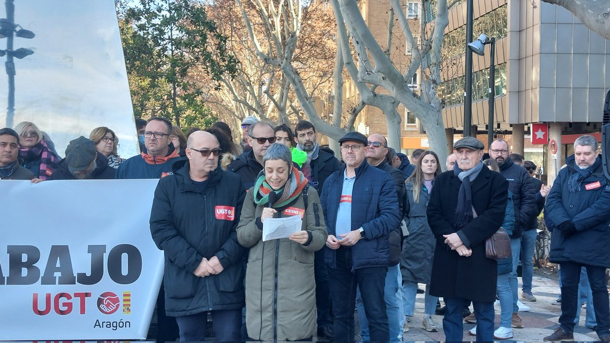 CCOOAragon's tweet photo. ⚫Llevamos tan solo 22 días desde el comienzo del año y ya son 2 los fallecidos en #Aragón por #accidente #laboral.

➡️El 9 de enero fallecía un conductor profesional en Fraga.
➡️El 22 de enero en Jaca lo hacía un #trabajador de la #Construcción.

🔴En 2024 la #Construcción fue el sector con mayor número de accidentes laborales por número de trabajadores.

📣CCOO volvemos a concentrarnos para exigir el máximo rigor en la investigación y la adopción de responsabilidades. Hay que tomar cuantas medidas sean necesarias para acabar con esta lacra social.

🏴Nadie debería morir en el trabajo. #NoMasMuertesEnElTrabajo