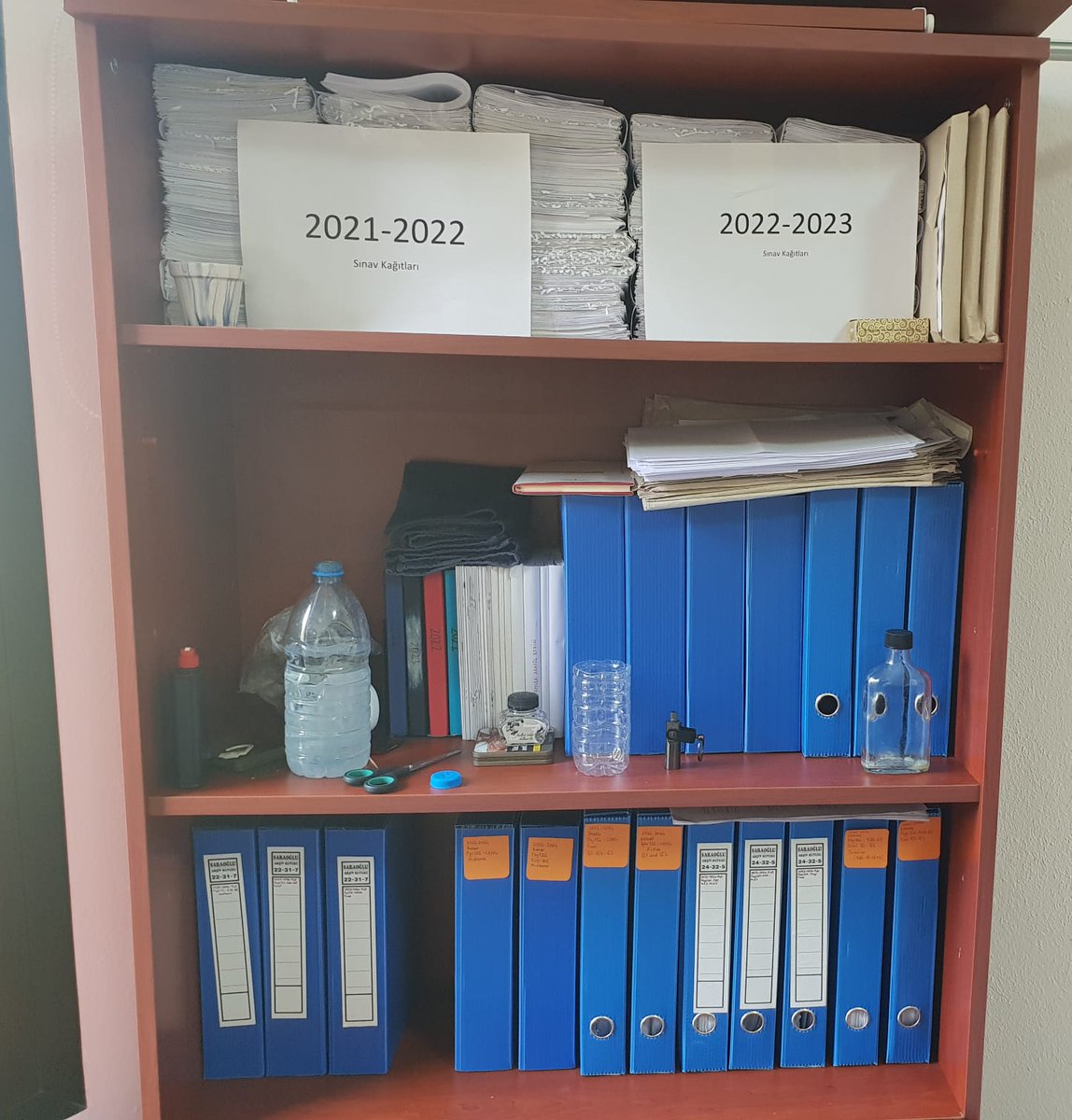 Bugün akademik hayatımda çok önemli bir gün, bir dönüm noktası. Yılların emeğinin karşılığını alıyorum, altın bileziği takıyorum.
2 yıl boyunca yaklaşık 500 öğrenciye verdiğim 8 dersin, 3 raf dolduran 7000 sayfa sınav kağıdından, 150 tanesini bulacak ve fotokopilerini çekeceğim.