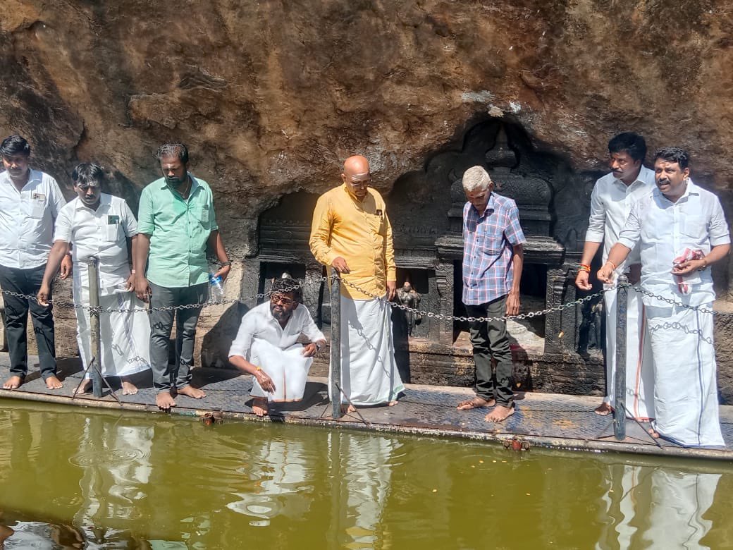 NainarBJP's tweet photo. தமிழக பாரதிய ஜனதா கட்சியின் சார்பாக திருநெல்வேலி வடக்கு மாவட்ட தலைவர் திரு முத்து பலவேசம் திருநெல்வேலி தெற்கு மாவட்ட தலைவர் திரு தமிழ���ச்செல்வன் விருதுநகர் கிழக்கு மாவட்ட தலைவர் திரு பாண்டுரங்கன் மற்றும் கட்சி நிர்வாகிகளுடன் 
திருப்பரங்குன்றம் மலை உச்சியில் உள்ள சிவாலயத்தை பக்தர்களுடன் தரிசனம் செய்து பின்பு ஆய்வு செய்தபோது