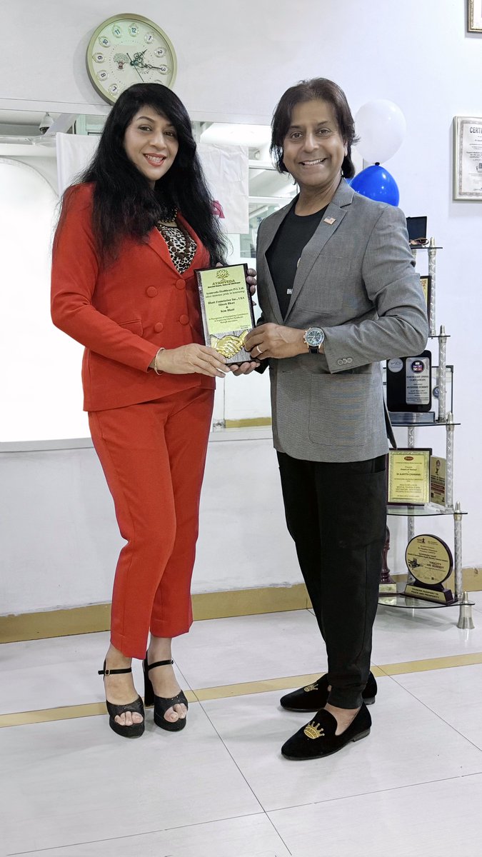 DoctorAjayita's tweet image. I was honored to celebrate Dr. Hitesh Bhatt of the @BhattFoundation for his extraordinary contributions to the medical &amp;amp; humanitarian fields. On behalf of @Ayamveda, I extend our heartfelt gratitude &amp;amp; admiration. Here&apos;s to new beginnings and a shared vision—together, let&apos;s bring…