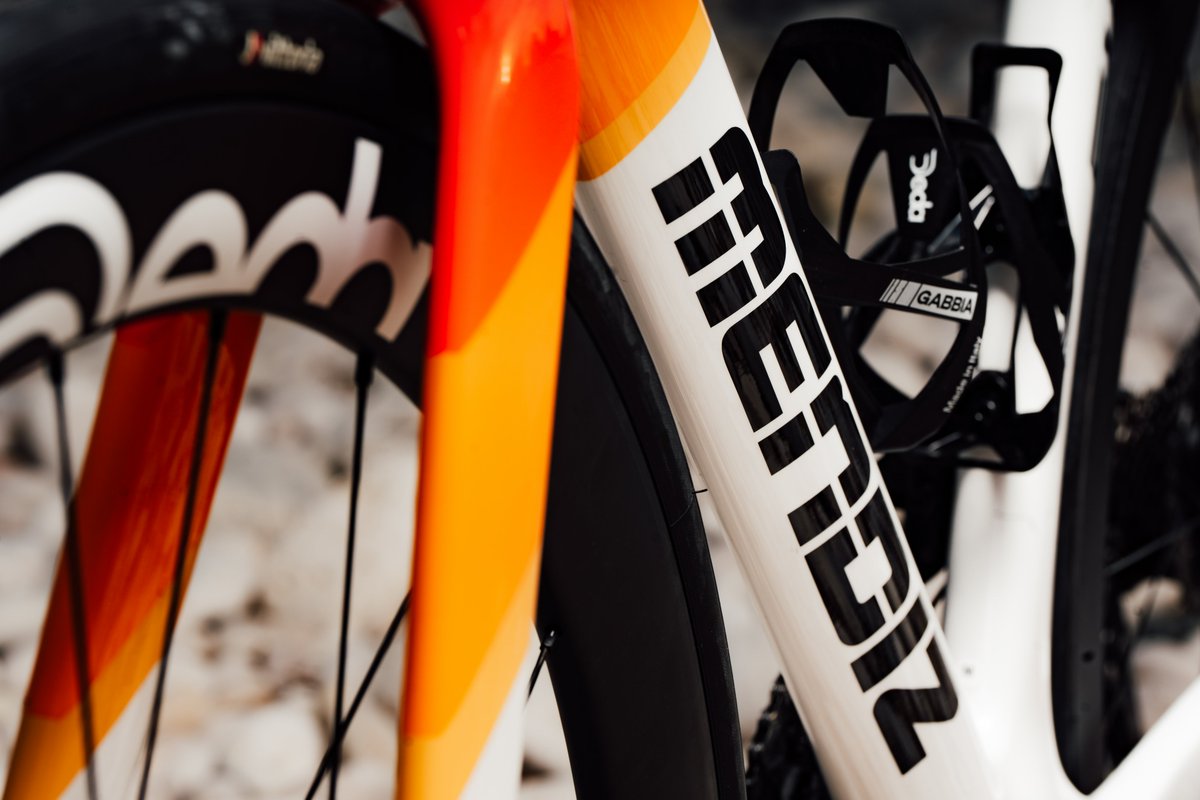 euskaltel's tweet photo. ¡Hoy comienza la temporada del @euskaltelteam!

Además, lo hacemos con nuevas bicis de @bicismendiz  y nuevo maillot de @AGU_cc. 🧡

Y qué mejor que recordar los mejores momentos de la temporada pasada para empezar con ganas. 

Dentro hilo. 🧵👇 https://t.co/enFZUI0toA