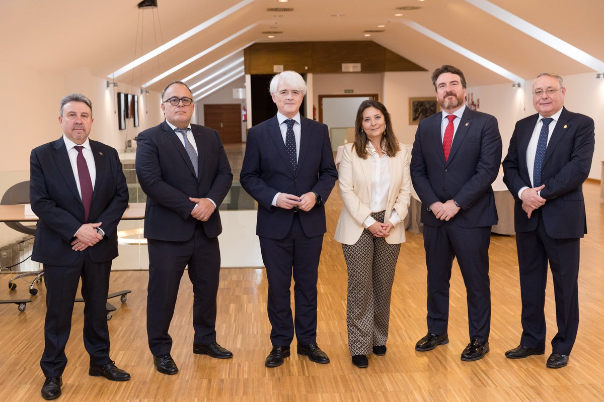 La decana de <a href="/AbogaciaMalaga/">Abogacía de Málaga</a>, Flor Carrasco, junto con los decanos de <a href="/icasalamanca/">ICA Salamanca</a>, Miguel del Castillo; de <a href="/ICATTarragona/">ICA Tarragona</a>, David Rocamora; de Teruel, José Paulino Esteban; y de <a href="/eREICAZ/">Abogados Zaragoza</a>, <a href="/asanrubio/">Alfredo Sánchez-Rubio</a> han asumido sus cargos como consejeros durante el Pleno celebrado hoy en La