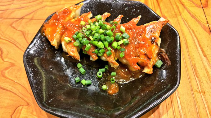 味噌だれ餃子!
チーズ羽根餃子!
創作系うまかった～
この羽根全部焦がしチーズなんです 