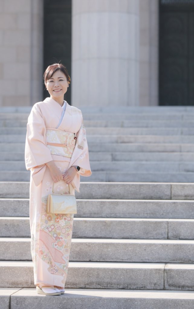 junko_okano's tweet photo. 石破総理の所信表明演説で繰り返し出てきたフレーズ「楽しい国、日本」

…ごめんなさい、抽象的すぎてよくわかりませんでした。

先般の衆議院議員選挙でも、各党がふわっとしたテーマを掲げ��中、国民民主党は「手取りを増やす」という具体的な政策だったからこそ有権者の皆さんに刺さったのだと思っています。

誰しも困っていない豊かな状態なら、抽象的な政策でも支持されるのかもしれませんが、今必要なのは「具体的に何をするのか」「皆さんにどう還元するのか」という点だと思います。
霞を食べては生きていけないと厳しい目が向けられているとの自覚が、今日の4演説からは感じ取れませんでした。

今日から始まった正念場の通常国会、みなさんのリアルな痛みをしっかり代弁していきます。
私たちの原動力は皆さんからの応援です！国民民主党に力を！
よろしくお願いします。
#国民民主党 #千葉5区 #urayasu #市川  #岡野純子 #和装議連の一員として着物で登院