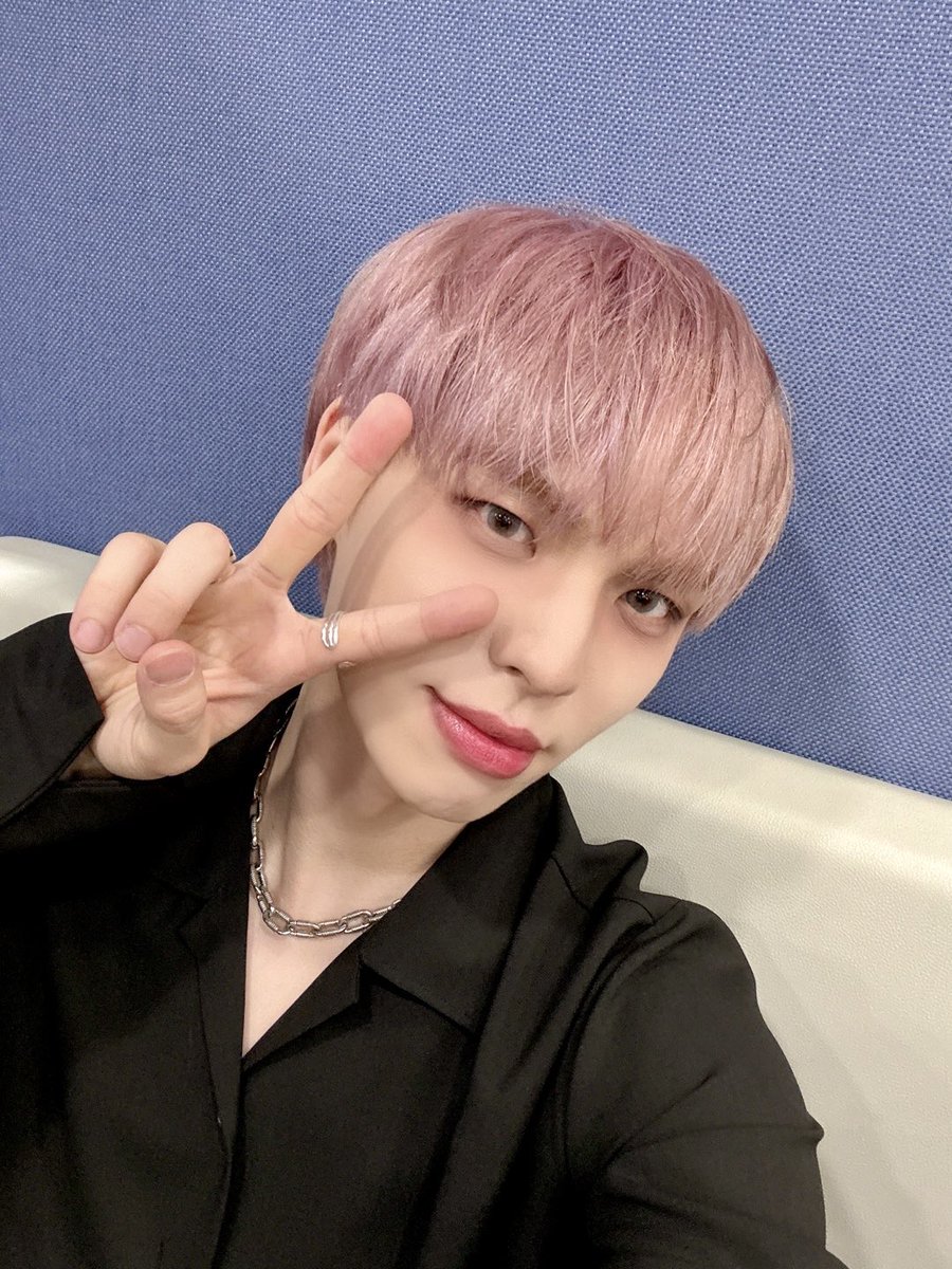CIX_twt's tweet photo. 어제 첫방 셀카!!⚡️

#CIX #FIX #BX #이병곤 #병곤 #평픽사💙 https://t.co/yPltoi5D6m