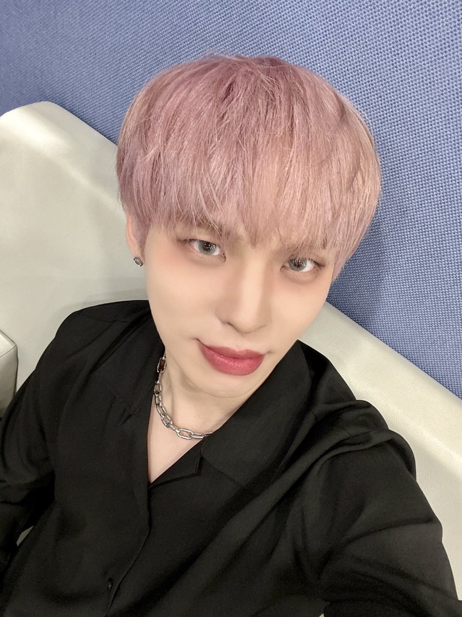CIX_twt's tweet photo. 어제 첫방 셀카!!⚡️

#CIX #FIX #BX #이병곤 #병곤 #평픽사💙 https://t.co/yPltoi5D6m