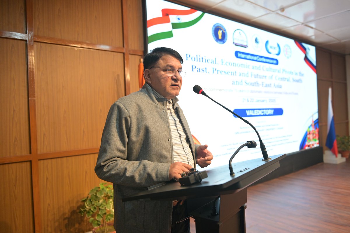 GCUniversityA's tweet photo. Finally, Dr. Siddharth Shankar, Hon’ble Vice Chancellor of Indira Gandhi Technological and Medical Sciences University, Arunachal Pradesh, delivered a stirring valedictory address. https://t.co/DfMl5pnIgA