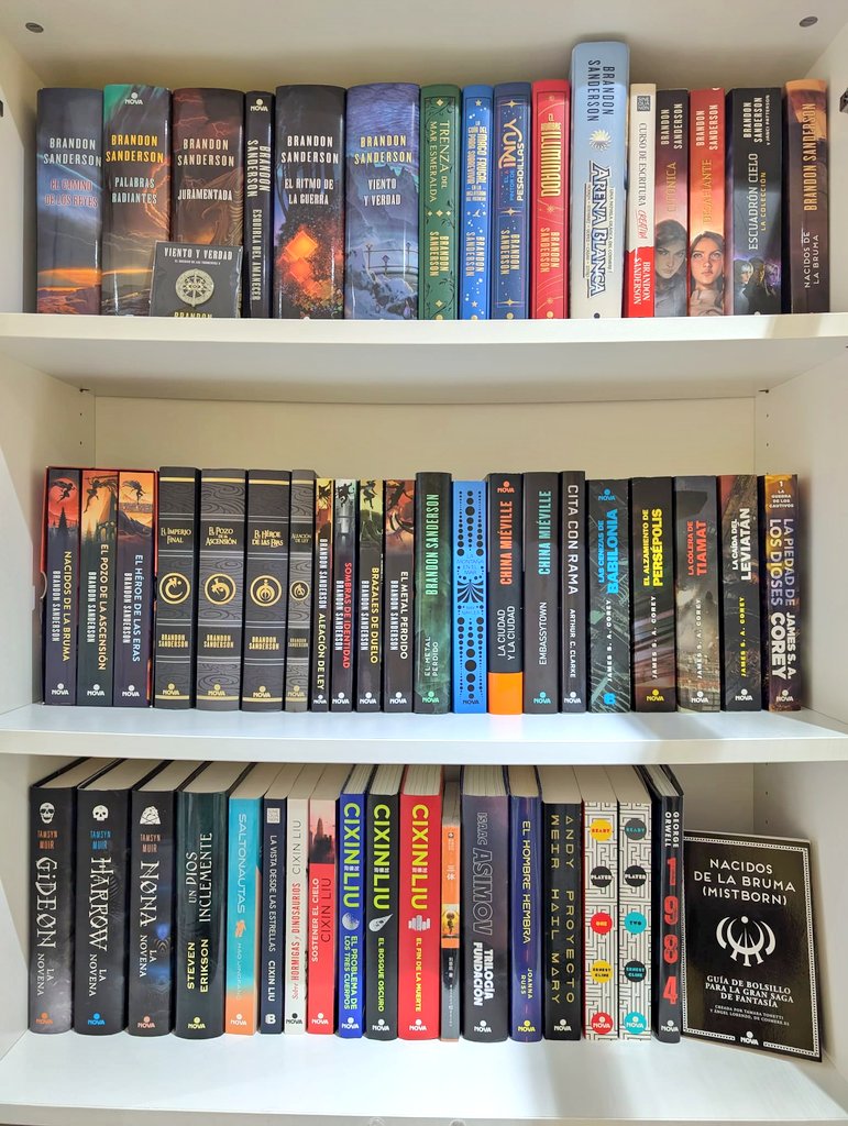 ¿Después de las fiestas, ¿cómo están vuestras estanterías de libros? 🤪 

¡Compartid las vuestras y guardad este hilo para para que las compraremos dentro de 12 meses!✨