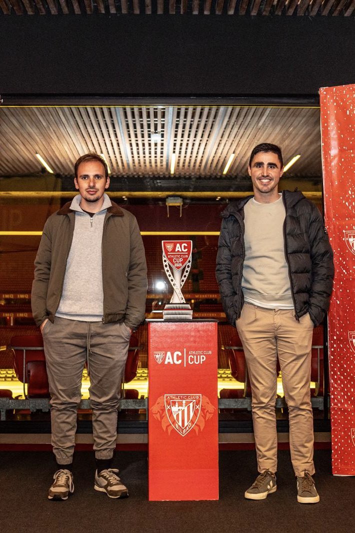 GernikaClub's tweet photo. 🙌 𝐄𝐬𝐤𝐞𝐫𝐫𝐢𝐤 𝐚𝐬𝐤𝐨, @AthleticClub 𝐚𝐭𝐳𝐨𝐤𝐨 𝐠𝐨𝐧𝐛𝐢𝐭𝐚𝐠𝐚𝐭𝐢𝐤

Ramon Santos eta Xabi Garai izan genituen klubeko ordezkari legez, atzo @athleticclub -ek San Mamesen antolatutako aurkezpen ekitaldian.

👏Esperientzi edarra!

#ForzaGerni https://t.co/ByibL7LeRw