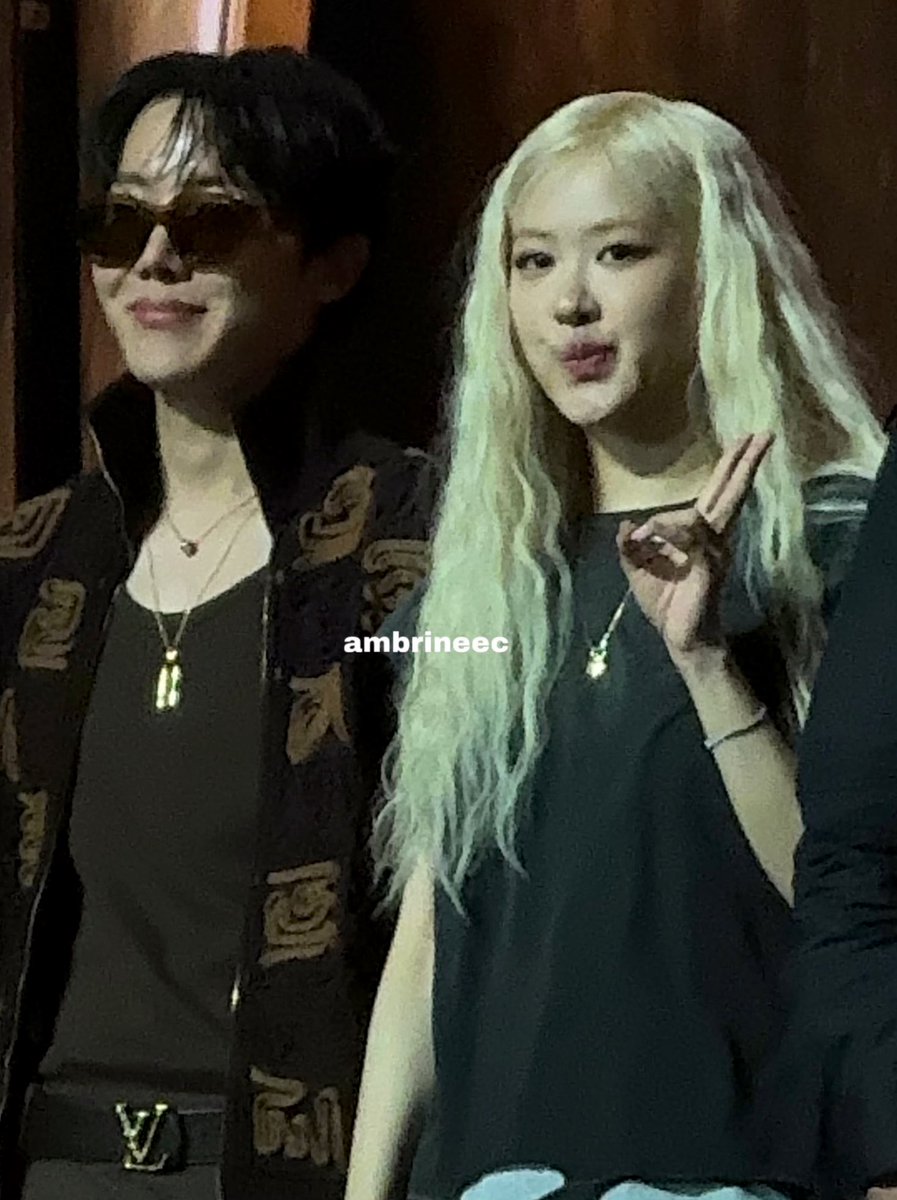 Rosie_BangPink's tweet photo. one time for                      two times for
the present                        for the past https://t.co/3Q1sMNr4Gn