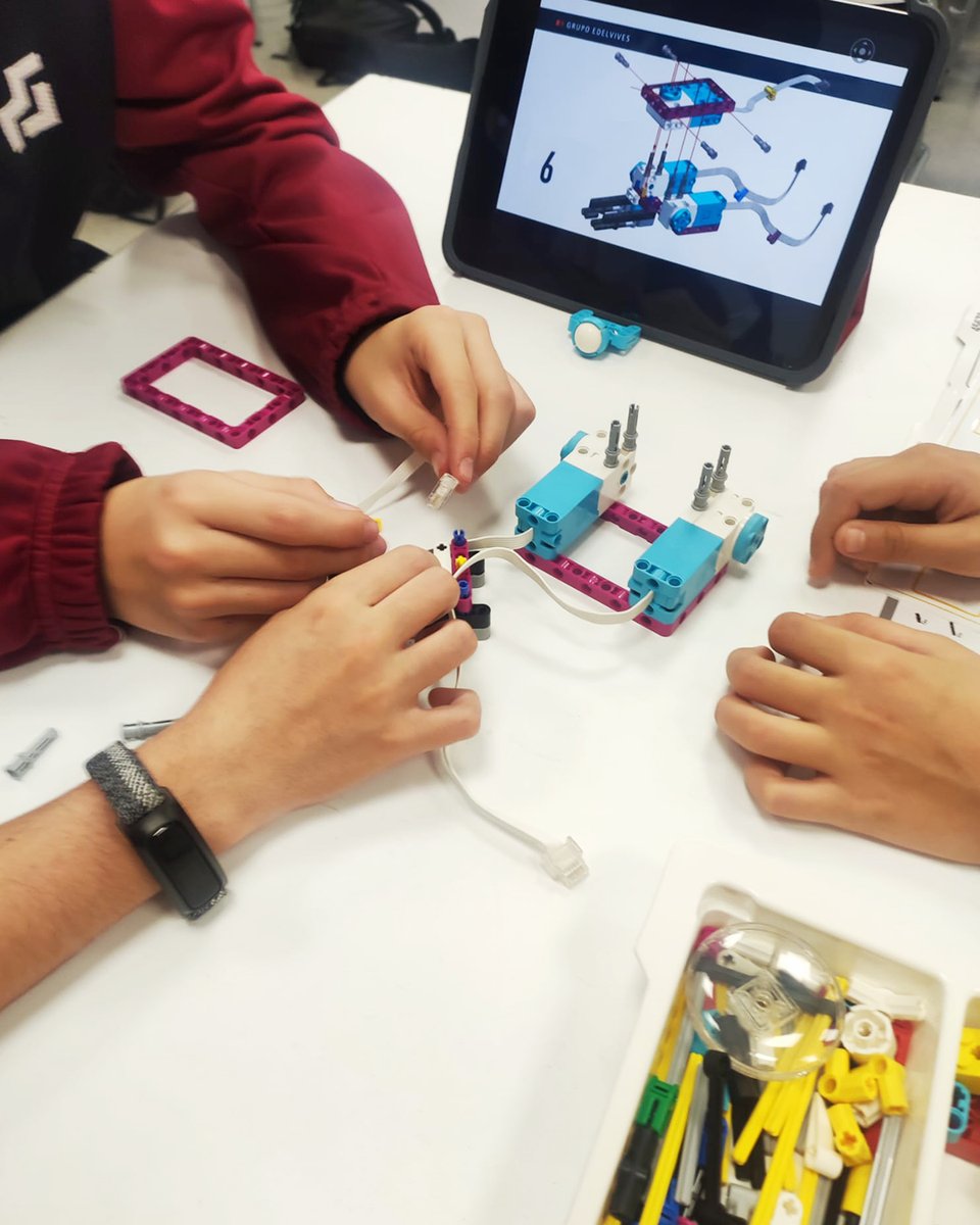 ColegioMalvar's tweet photo. ¡#Innovación en acción! 🔬🌟
Nuestros alumnos de 2º de ESO están llevando la creatividad al siguiente nivel 🚀 mientras trabajan con #LEGO Spike en un proyecto apasionante: la simulación de un nanorobot💡
#Colegio #Malvar > #EsOtroNivel en #ArgandaDelRey https://t.co/WL0XvTMdzh