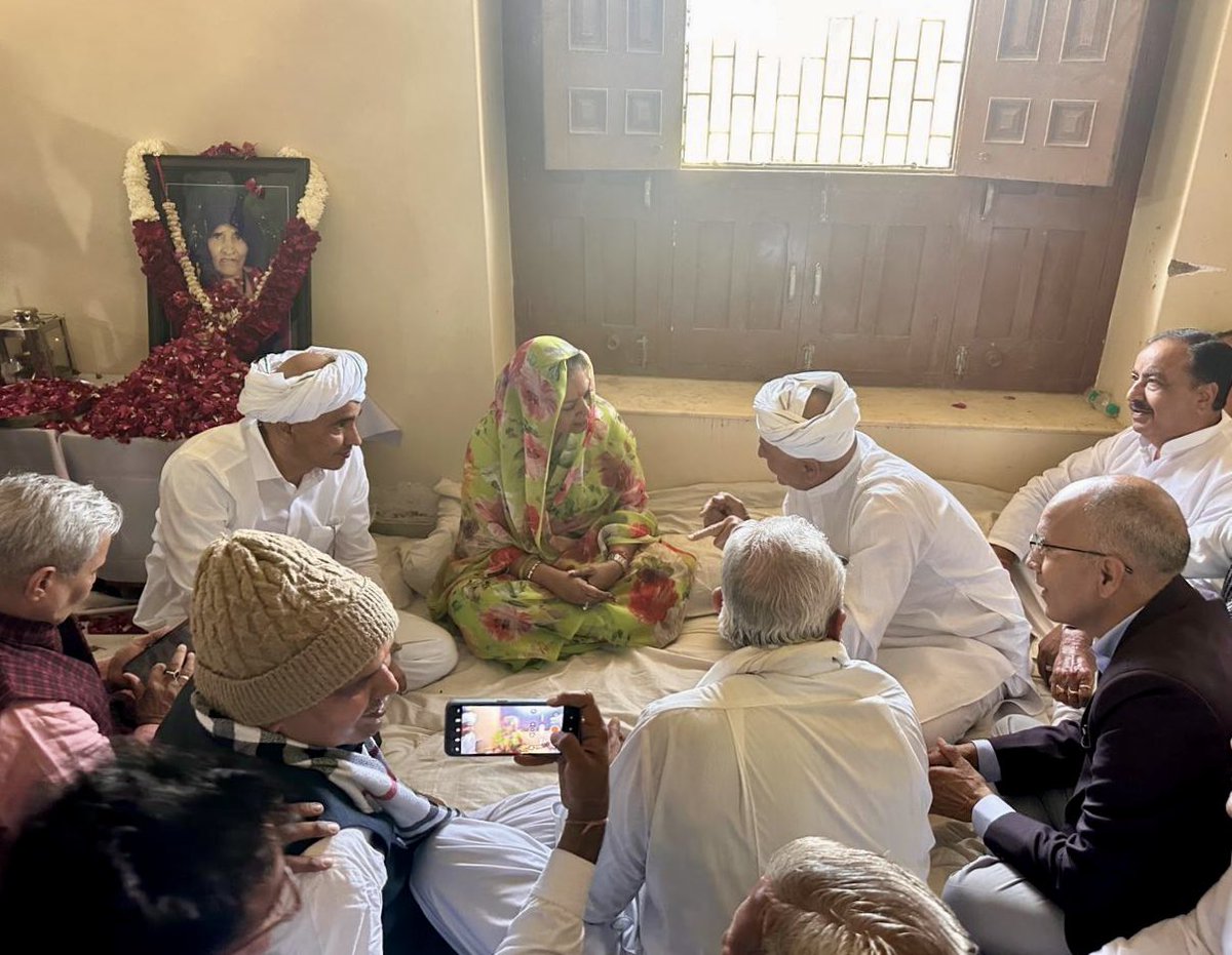 VasundharaBJP's tweet photo. भादरुणा, जालौर पहुँचकर सांचौर विधायक श्री जीवाराम चौधरी जी की माताजी के निधन पर आयोजित शोकसभा में शामिल हुई। पुण्यात्मा को श्रद्धांजलि अर्पित कर, शोक संतप्त परिजनों से मिल उन्हें ढाढ़स बँधाया। 

#Jalore https://t.co/WJywqTwNQ6