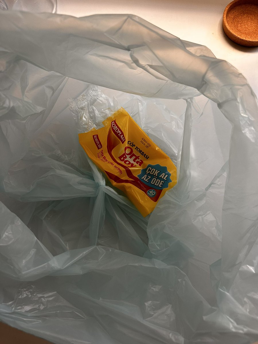 Çöp poşetini değiştirirken yeni paketi açıtığımızda ilk atılan şeyin kendi ambalajı olması hayatın acı bir gerçeği.