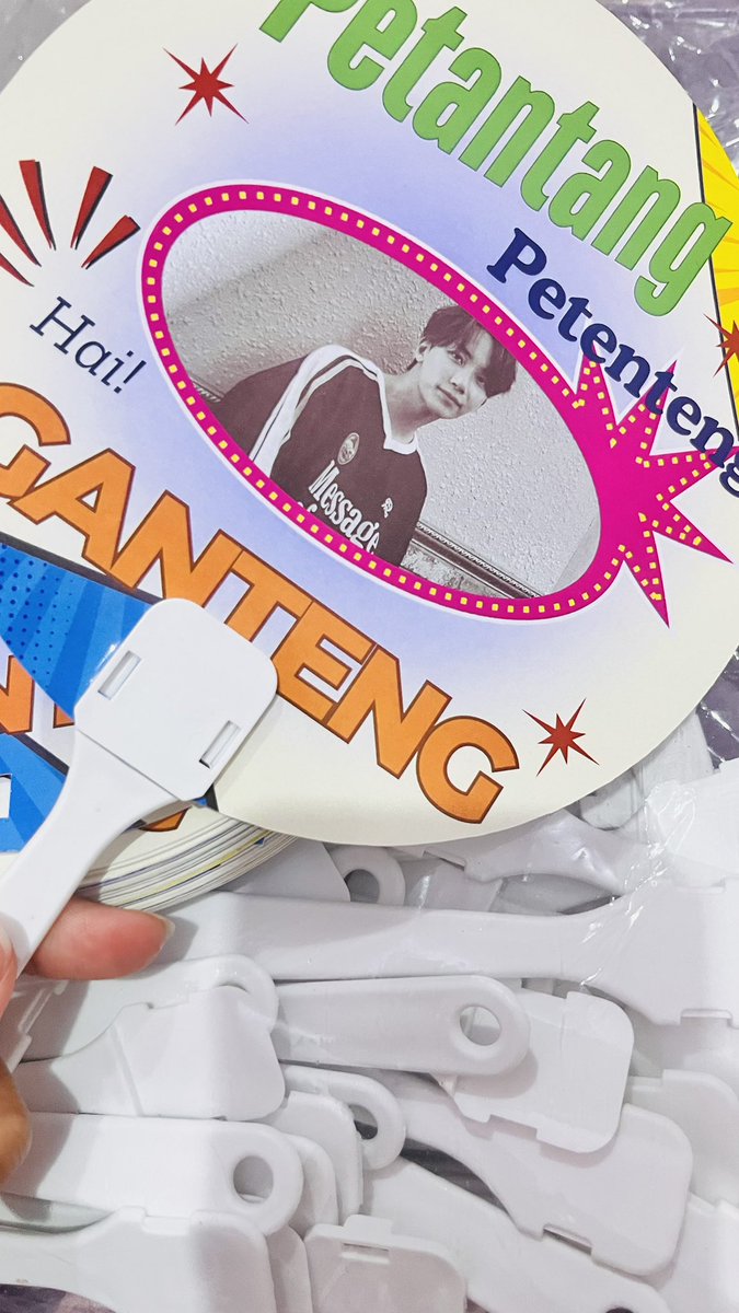 Oyy CARATs, aku bakal bagi" FREEBIES 17RH JKT. yang ketemu aku nanti bisa minta aja yak tapi please jangan di BUANG/JUAL. nih aku kasih 1contoh freebiesnya eah karna belum dipack hehe🙂‍↕️🙏🏻