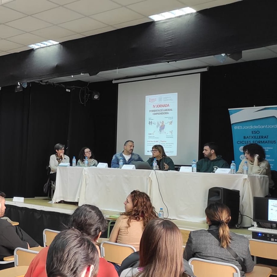 FAdsisValencia's tweet photo. Ahir vam ser convidades a la IV Jornada d'Orientació Laboral a l'@iesjordidsj on la nostra orientadora Laura Marín participà en la Sessió de 'speed job dating' i la nostra directora del Centre #Taleia Ana Fornés intervingué en la Taula redona sobre els 'Reptes laborals del futur' https://t.co/3b3U4LfDzf