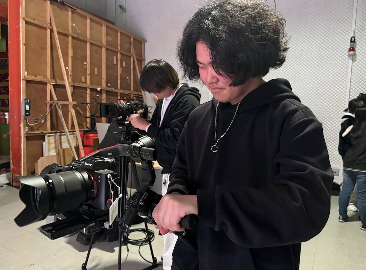 TVA_News's tweet photo. ○+●+○+●+○+●+○+●+○
　　　　　#映像学科
アーティストを招いてMV撮影！
○+●+○+●+○+●+○+●+○
アーティストのすみれおじさんを招いて本校でMV撮影を行いました📣

セットはフィルムを活用して制作をし幻想的な空間となりました🎞
演奏もとてもかっこよかったです👏

#２１世紀アカデメイア
#東京ビジュアルアーツアカデミー
#すみれおじさん
#映像
#MV
#ミュージックビデオ
#撮影
#カメラ
#動画
#movie
#エンタメ
#クリエイティブ
#専門学校