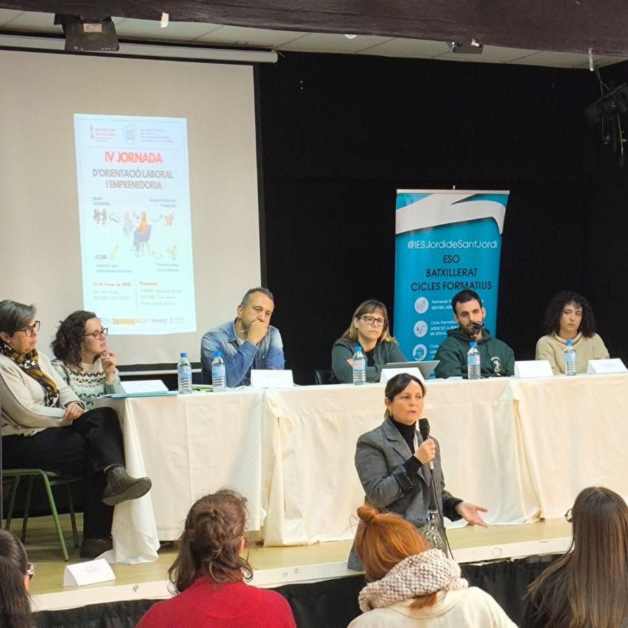FAdsisValencia's tweet photo. Ahir vam ser convidades a la IV Jornada d'Orientació Laboral a l'@iesjordidsj on la nostra orientadora Laura Marín participà en la Sessió de 'speed job dating' i la nostra directora del Centre #Taleia Ana Fornés intervingué en la Taula redona sobre els 'Reptes laborals del futur' https://t.co/3b3U4LfDzf