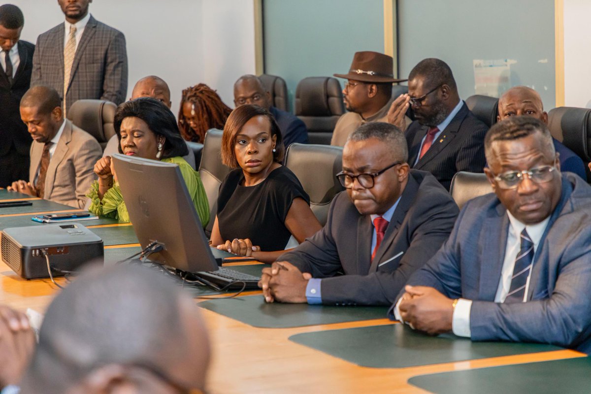 [Passation des charges à La Poste SA]
Le jeudi 23 janvier 2025, le MCM, Mme <a href="/laurylndong/">Laurence Ndong</a>, a procédé à l’installation officielle de M.Julien Florent ASSOUMOU AKUE,  Jean Richard ELLA EYA et M.Martin Parfait PECKE, respectivement en qualité de PCA, DG et DGA de La Poste SA.