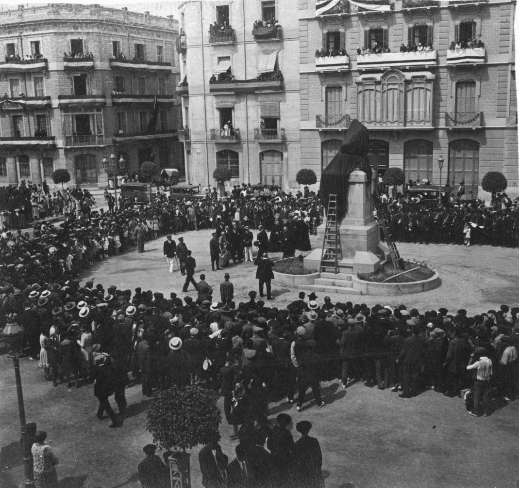 acbaixebre's tweet photo. La instantània, del fotograf Sabaté,  recull la inauguració del monument al bisbe Ros de Medrano,  que presidia la plaça Alfonso XII de Tortosa. Projectat el 1886 no es durà a terme fins 42 anys després, el 1928. Quatre anys més tard es va enderrocar. #XAC #patrimonidocumental https://t.co/KXyfOSFFeE
